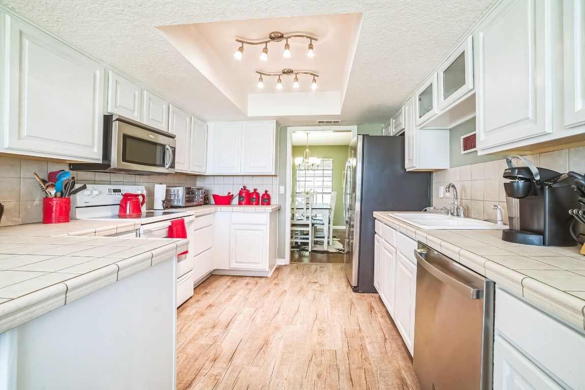 Dining room, Interior, Kitchen, Stainless Steel Appliances, Tile Countertops, Wood Texture Flooring