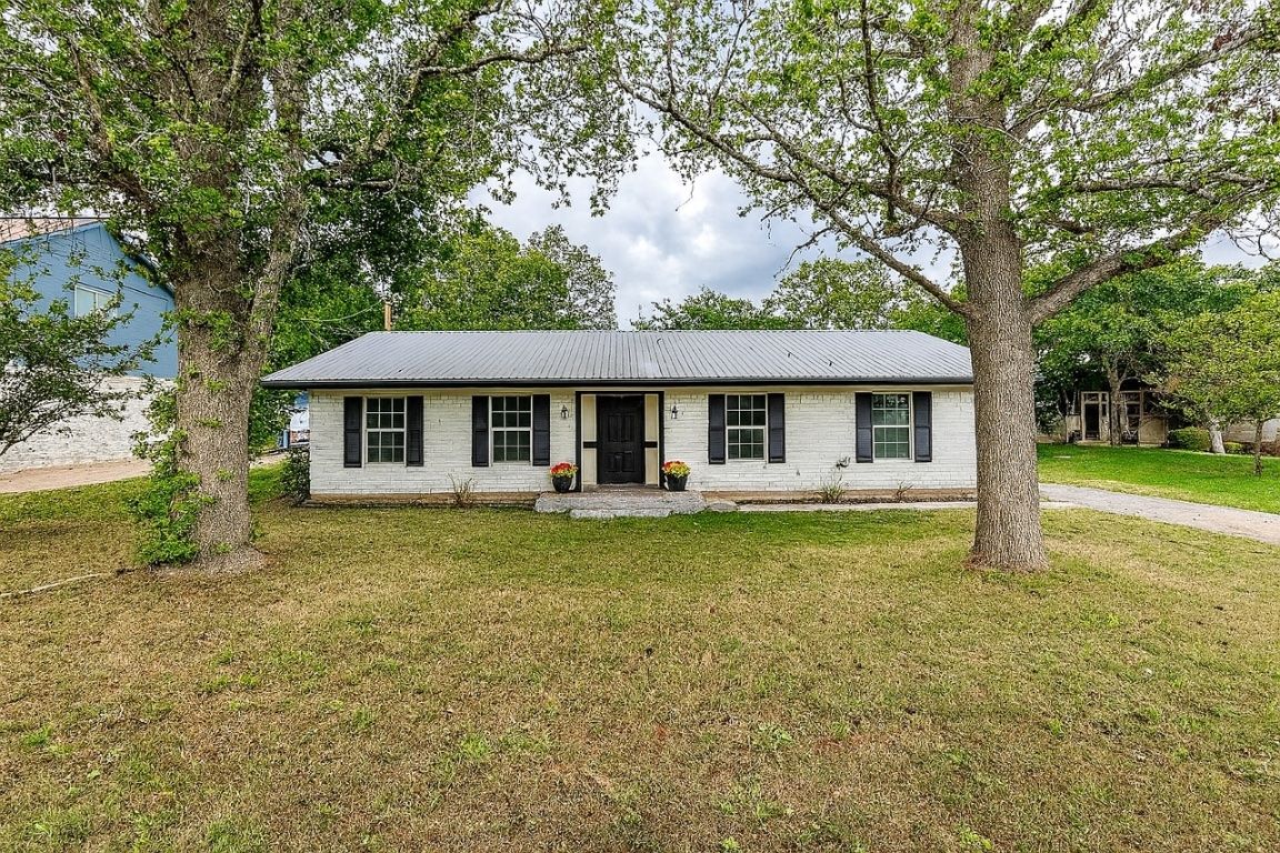 Exterior, Facade, Ranch