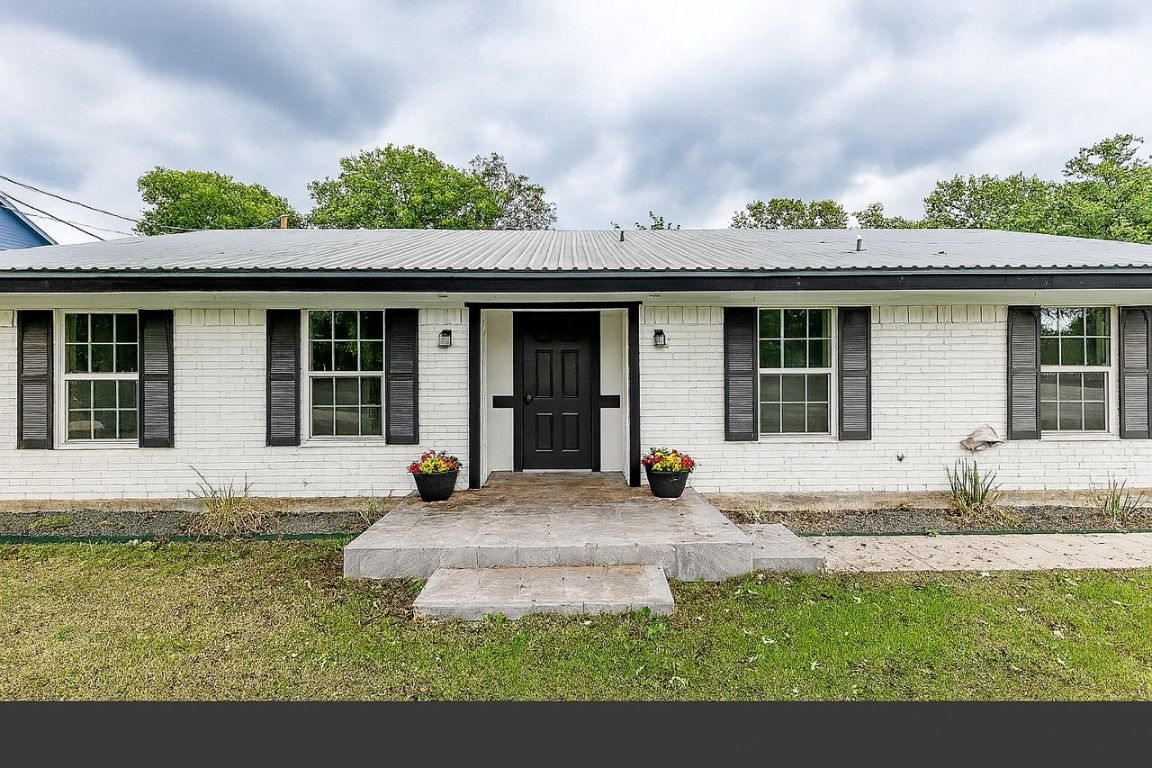 Exterior, Facade, Ranch