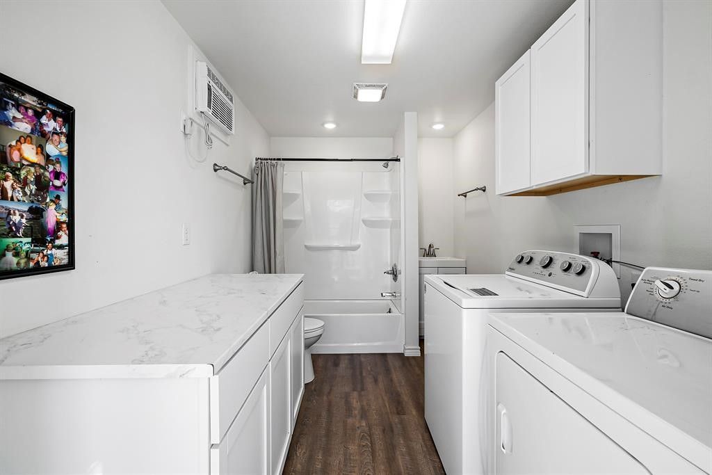 Interior, Recessed Lighting, Washer, Wood Texture Flooring