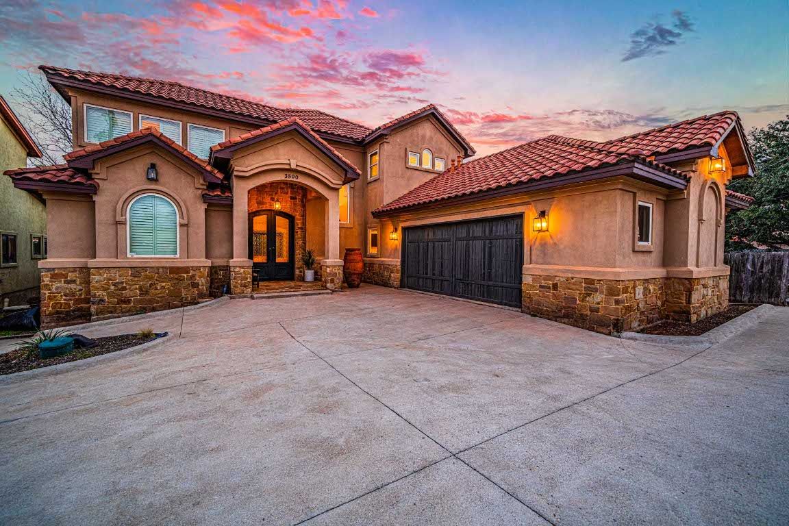 Attached, Exterior, Facade, Mediterranean