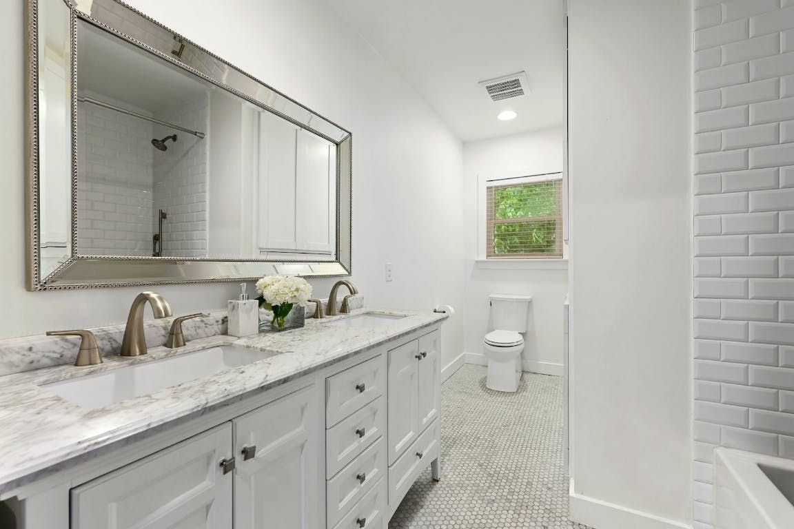 Bathroom, Dual Sink Vanities, Interior, Recessed Lighting