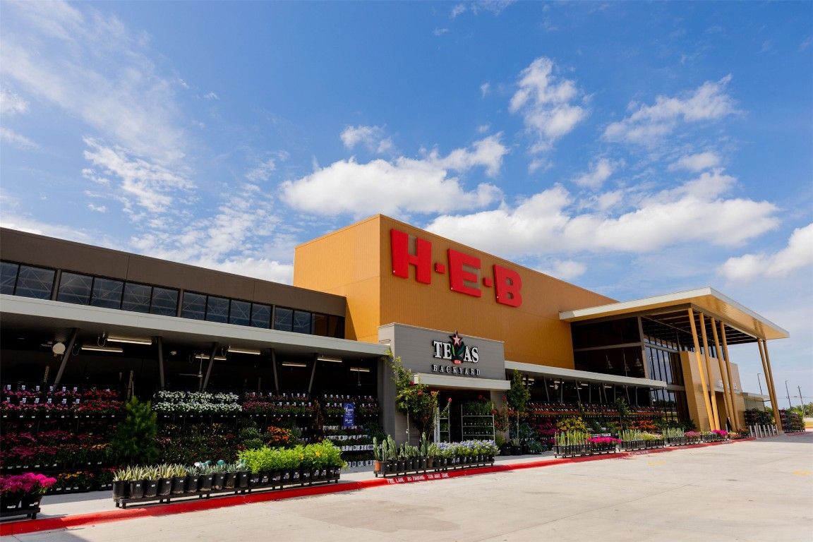 Exterior, Facade, Modern