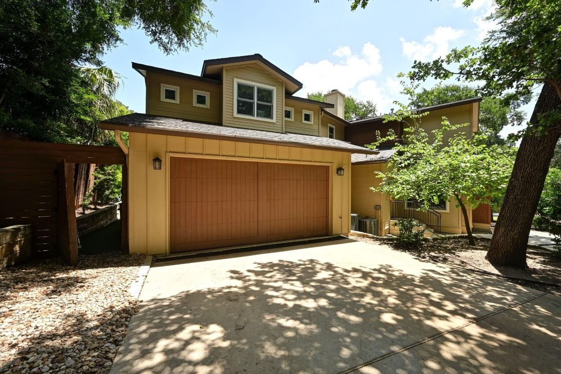Attached, Exterior, Facade, American Craftsman