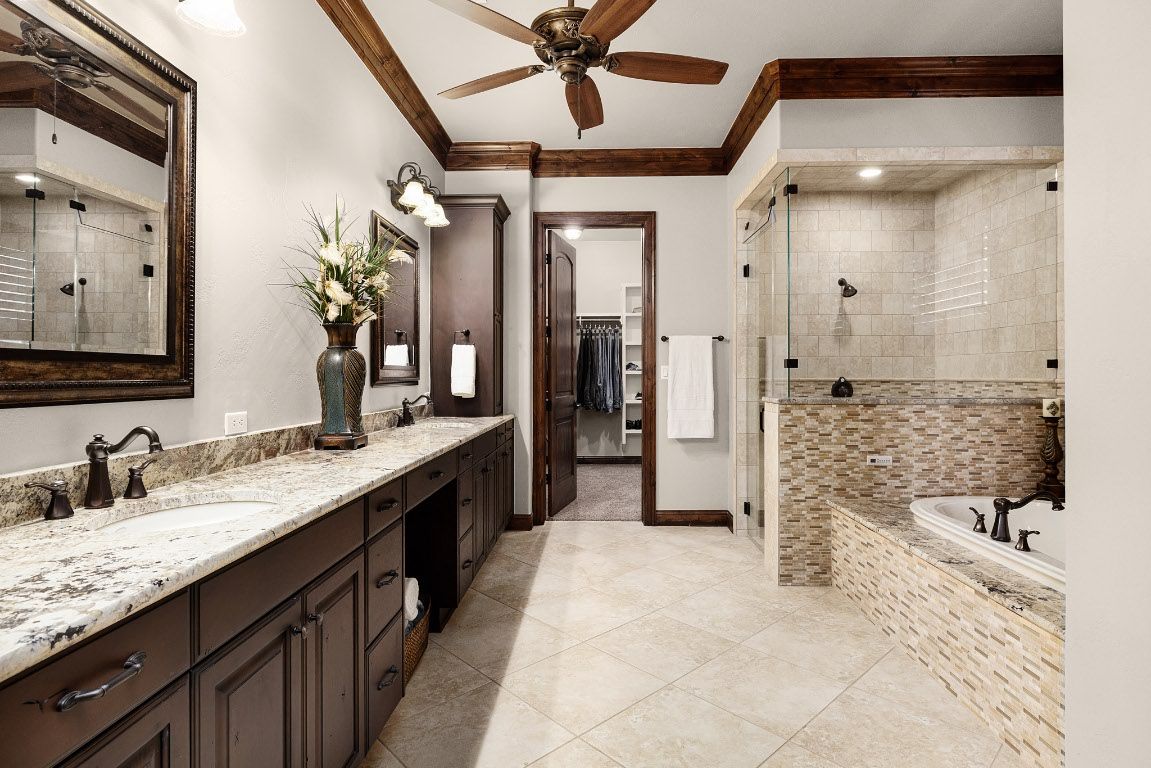 Bathroom, Dual Sink Vanities, Interior, Recessed Lighting