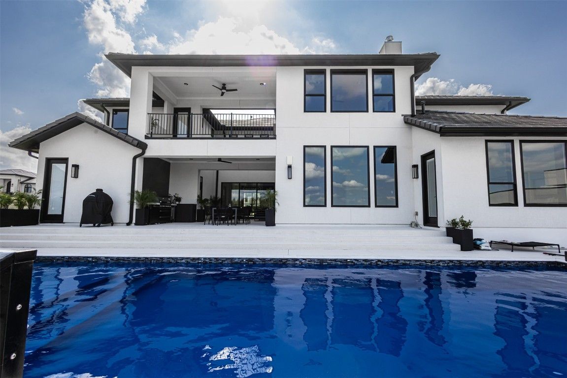 Exterior, Facade, Pool, Modern