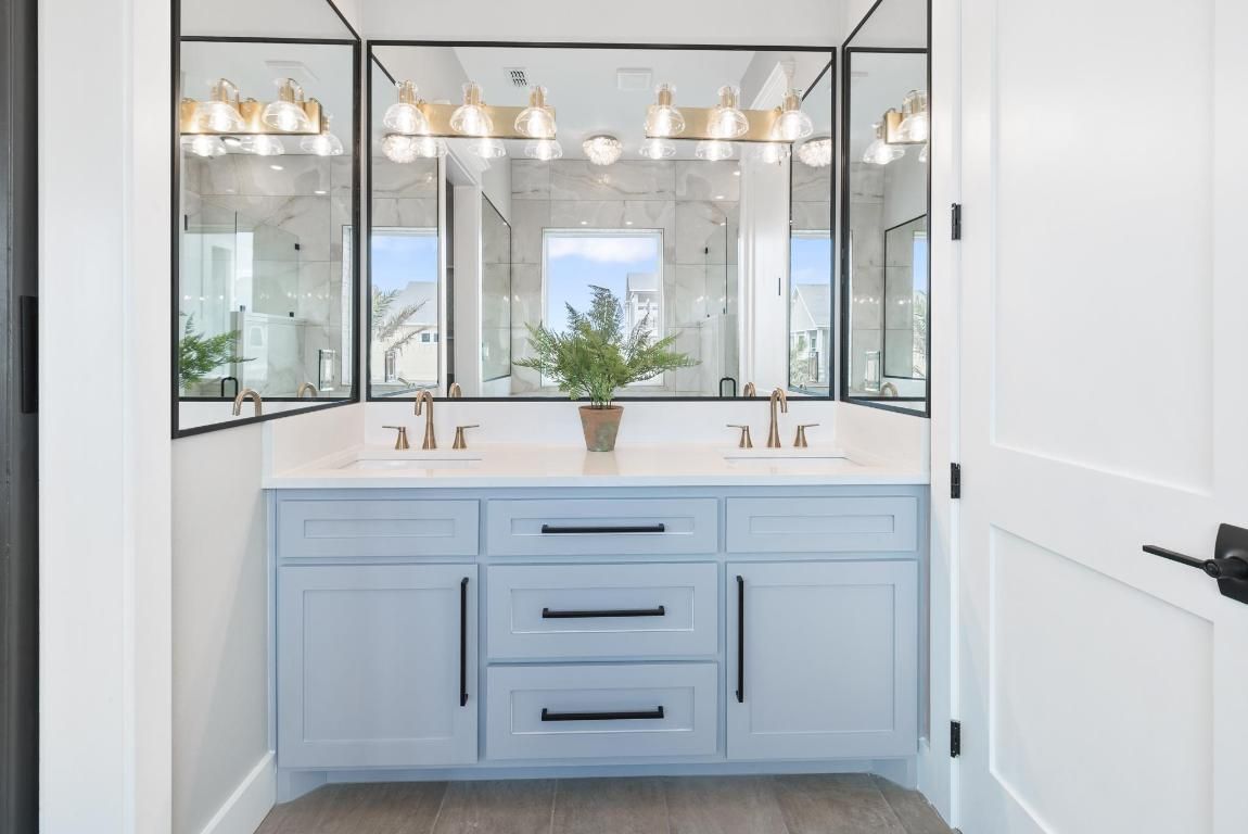 Bathroom, Dual Sink Vanities, Interior