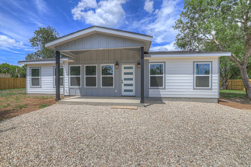 Exterior, Facade, Ranch
