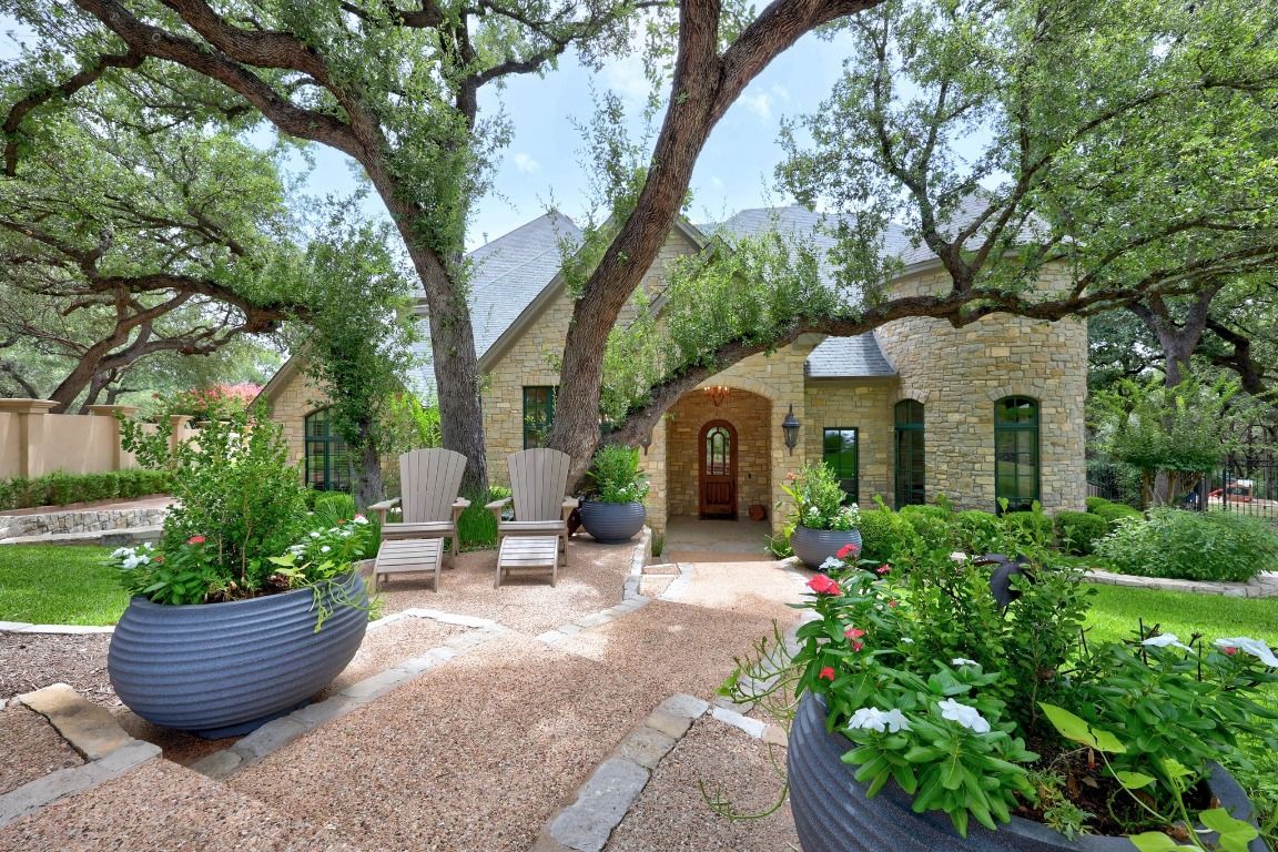 Backyard, Exterior, Facade, Brick Facade, French Provincial