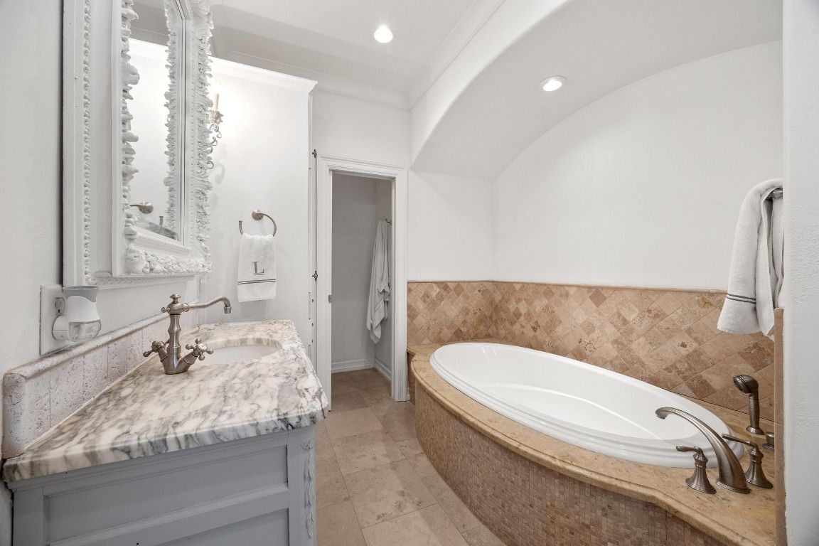 Bathroom, Dual Sink Vanities, Interior, Recessed Lighting