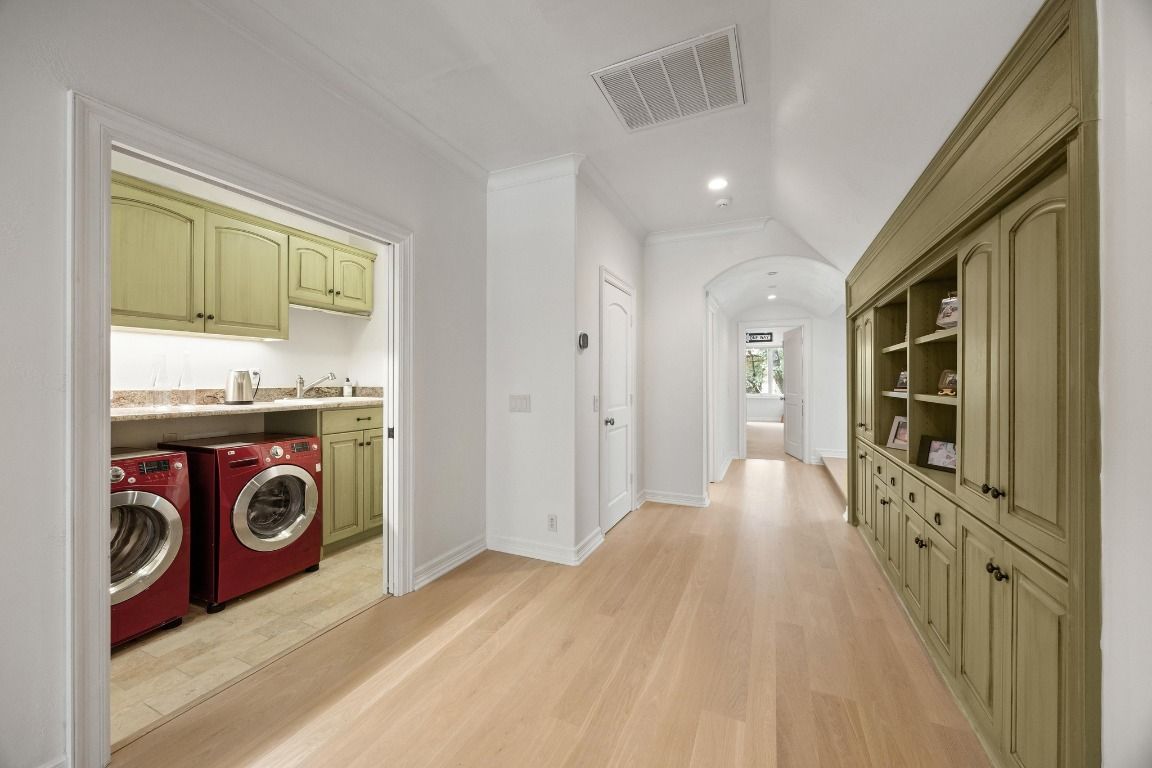 Interior, Recessed Lighting, Washer, Wood Texture Flooring