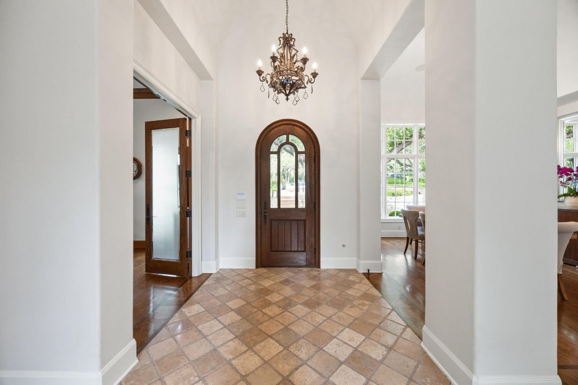 Chandelier, Interior