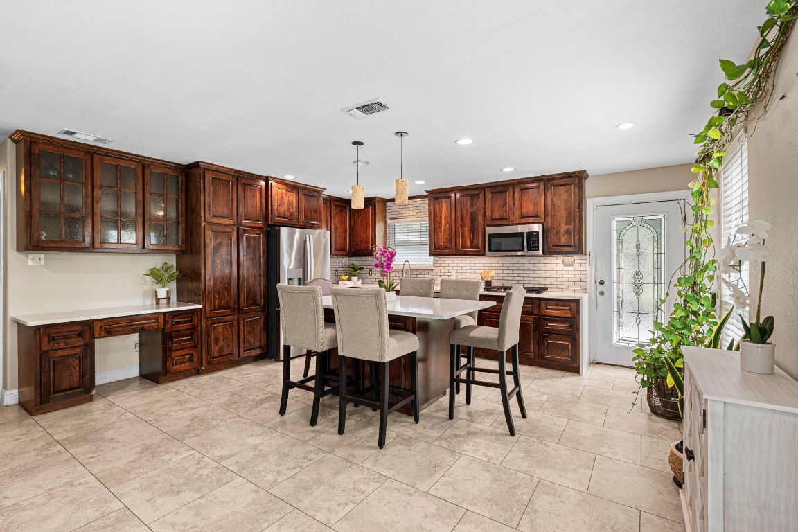 Dining room, Interior, Kitchen, Pendant Lights, Recessed Lighting, Stainless Steel Appliances