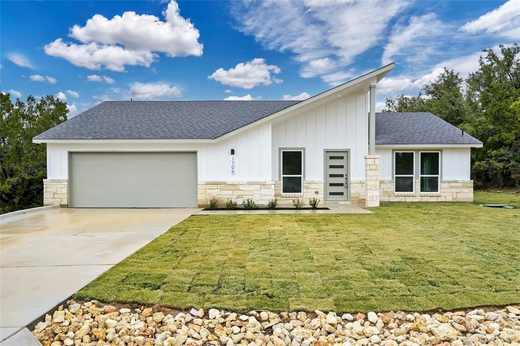 Attached, Exterior, Facade, Ranch