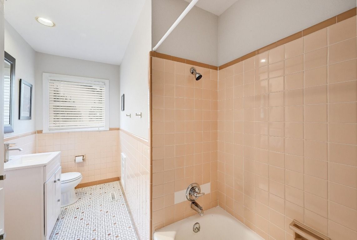 Bathroom, Interior, Recessed Lighting
