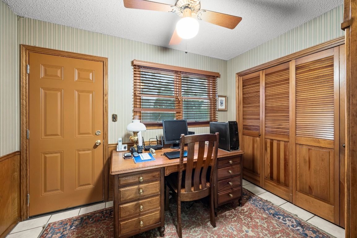 Home Office, Interior