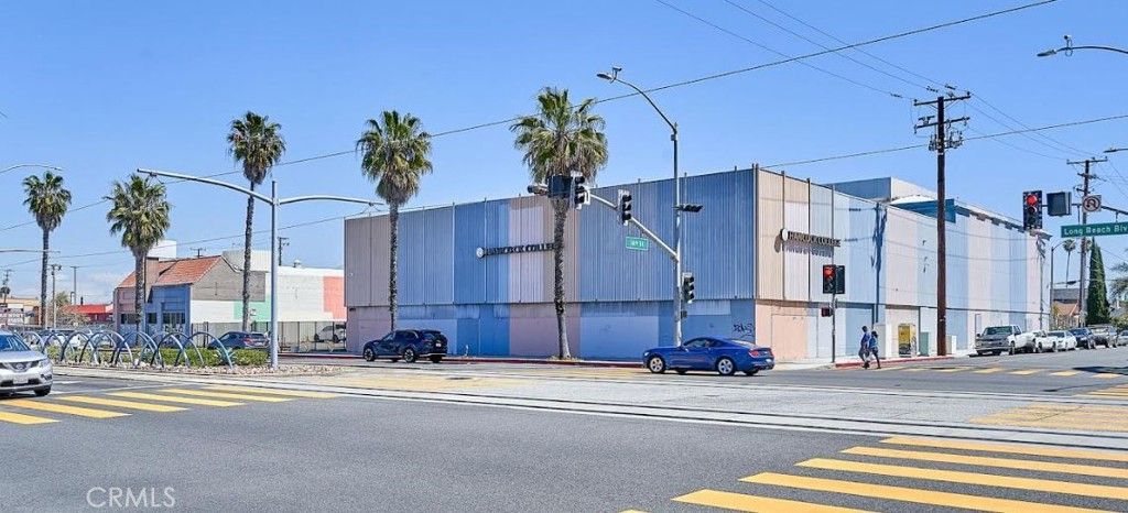 Exterior, Facade, Modern