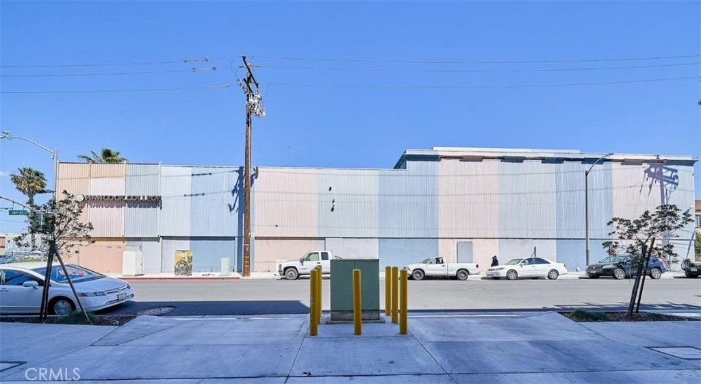 Exterior, Facade, Modern