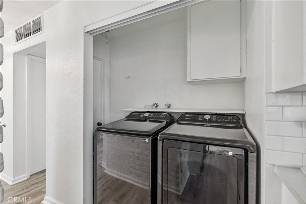 Interior, Washer, Wood Texture Flooring