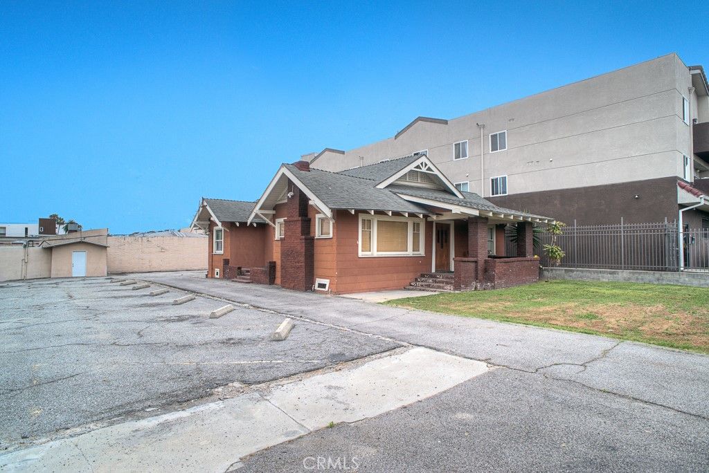 Backyard, Exterior, Facade, Brick Facade, American Craftsman