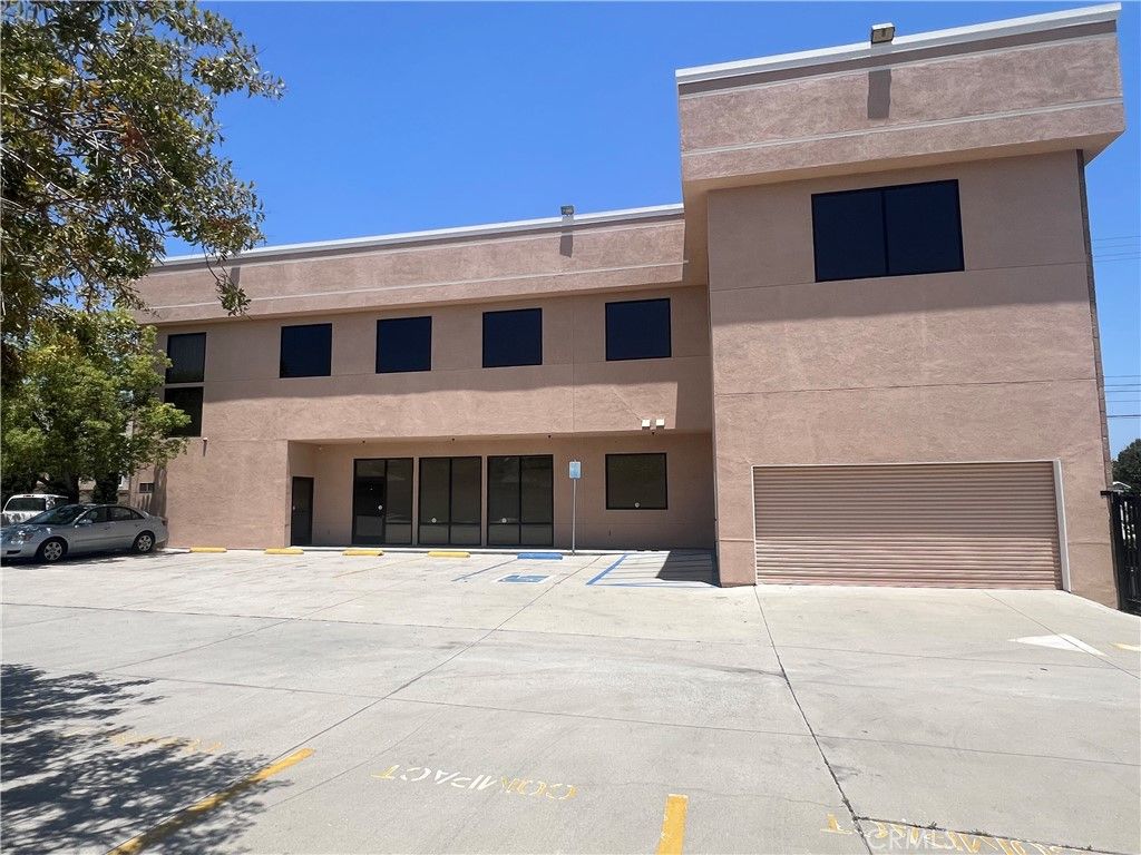 Attached, Exterior, Facade, Modern