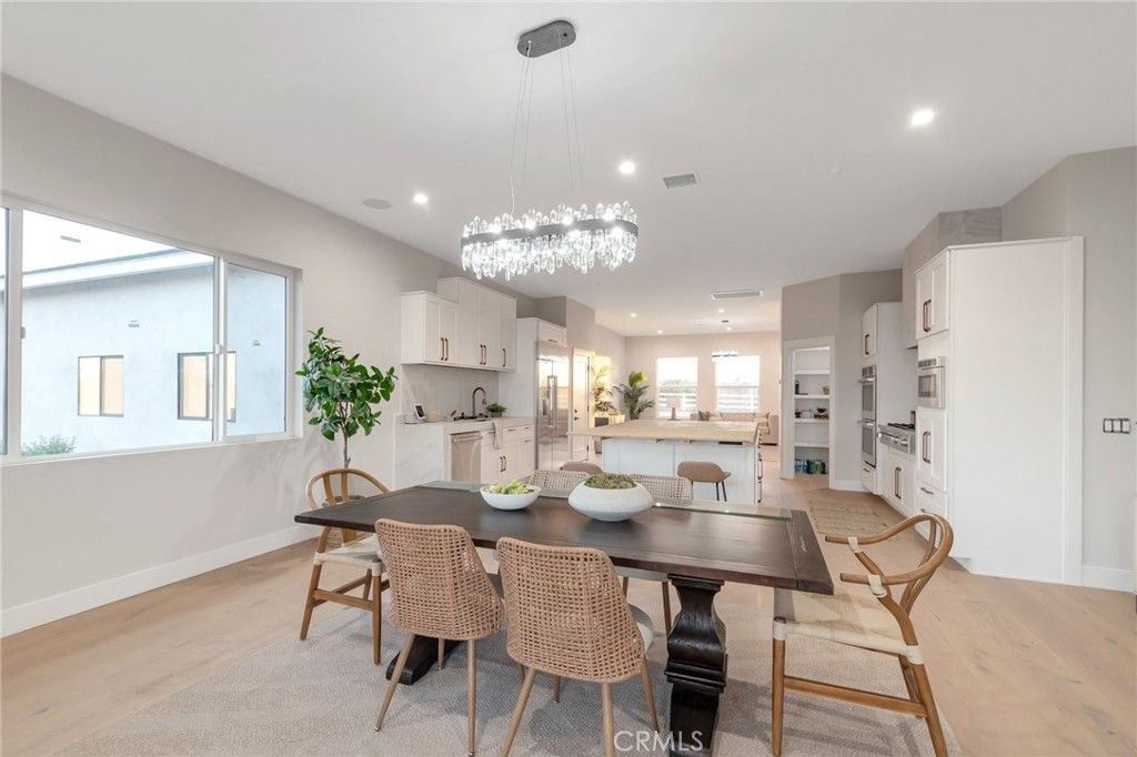 Chandelier, Dining room, Interior, Kitchen, Pendant Lights, Recessed Lighting, Wood Texture Flooring