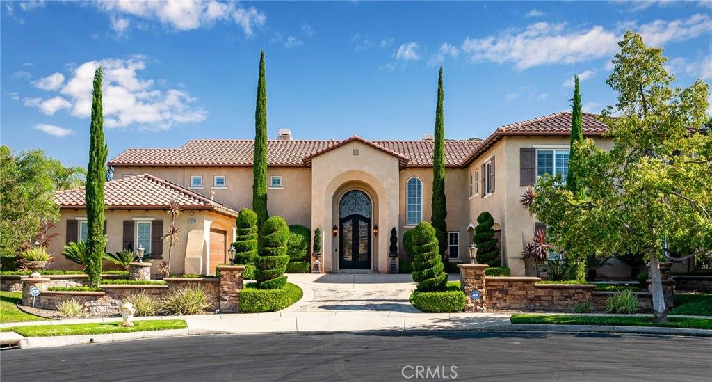 Attached, Exterior, Facade, Mediterranean