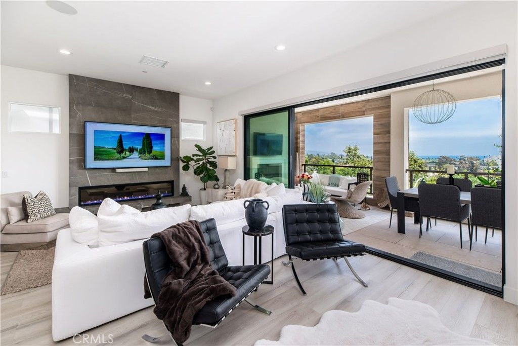 Dining room, Interior, Living room, Pendant Lights, Recessed Lighting, Wood Texture Flooring