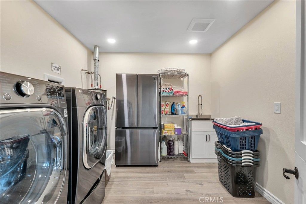 Interior, Recessed Lighting, Washer, Wood Texture Flooring