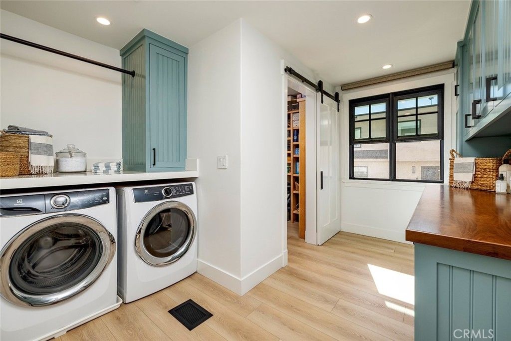 Interior, Recessed Lighting, Washer, Wood Texture Flooring