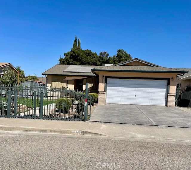 Attached, Exterior, Facade, Ranch