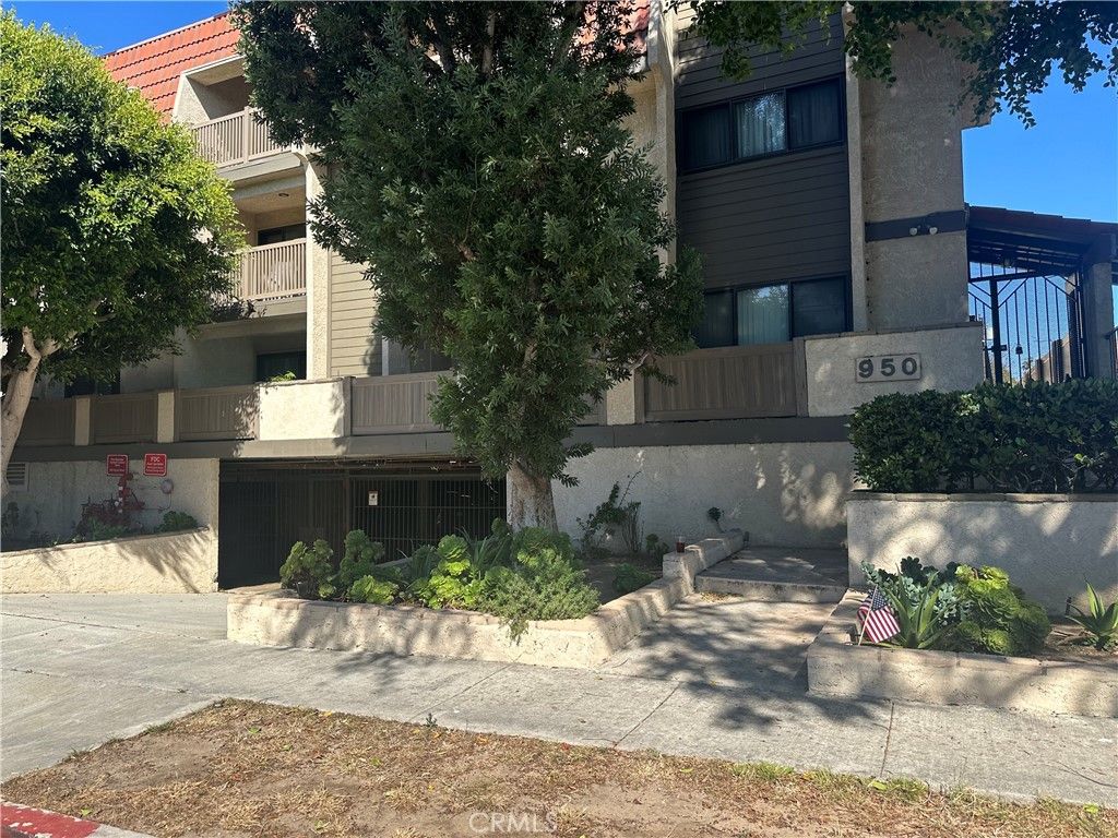 Exterior, Facade, Rowhouse