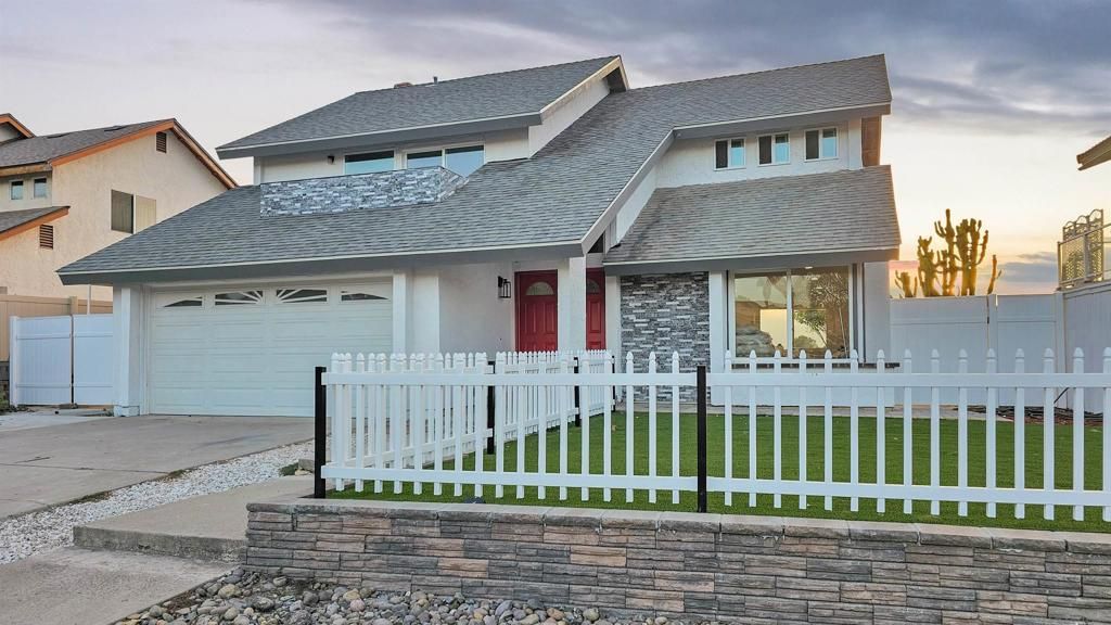 Attached, Exterior, Facade, American Craftsman