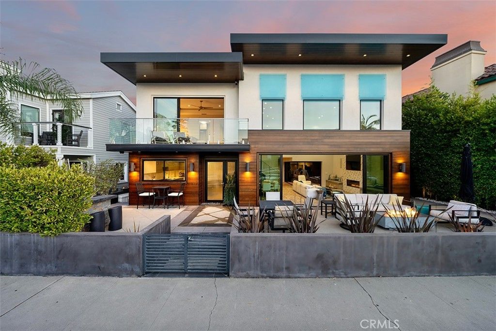 Exterior, Facade, Modern