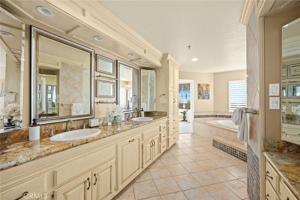 Bathroom, Dual Sink Vanities, Interior, Recessed Lighting