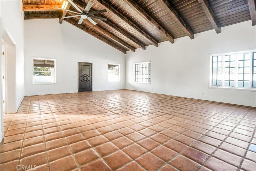 Empty room, Interior, Wooden Beams, Wooden Ceilings