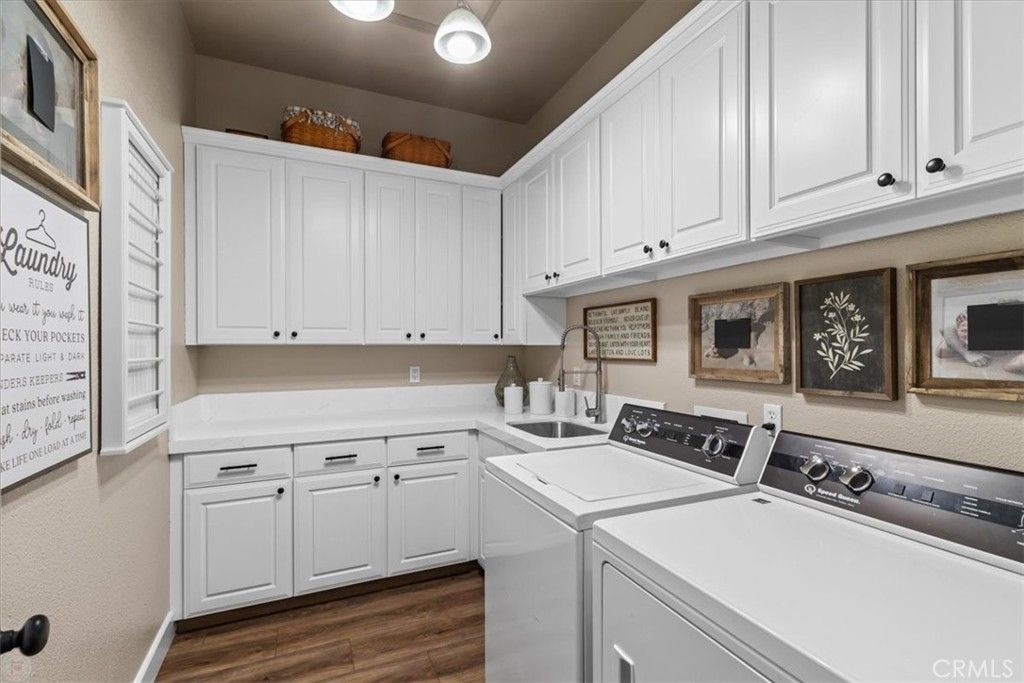 Interior, Washer, Wood Texture Flooring