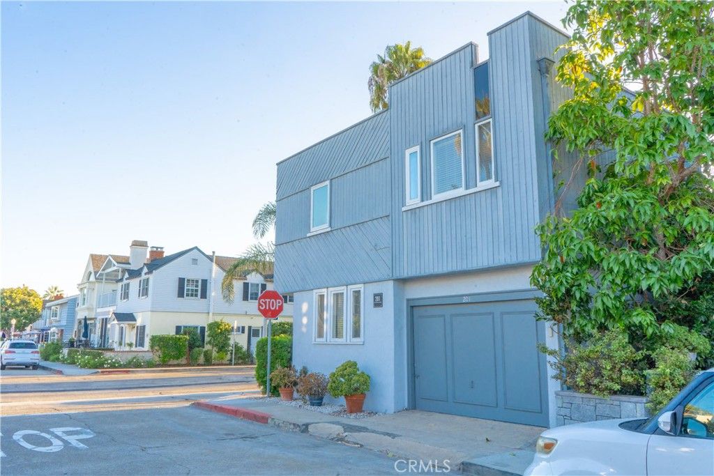 Attached, Exterior, Facade, Modern