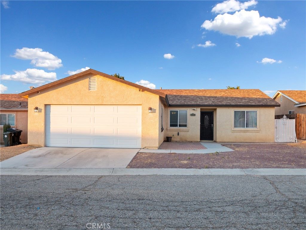 Attached, Exterior, Facade, Ranch