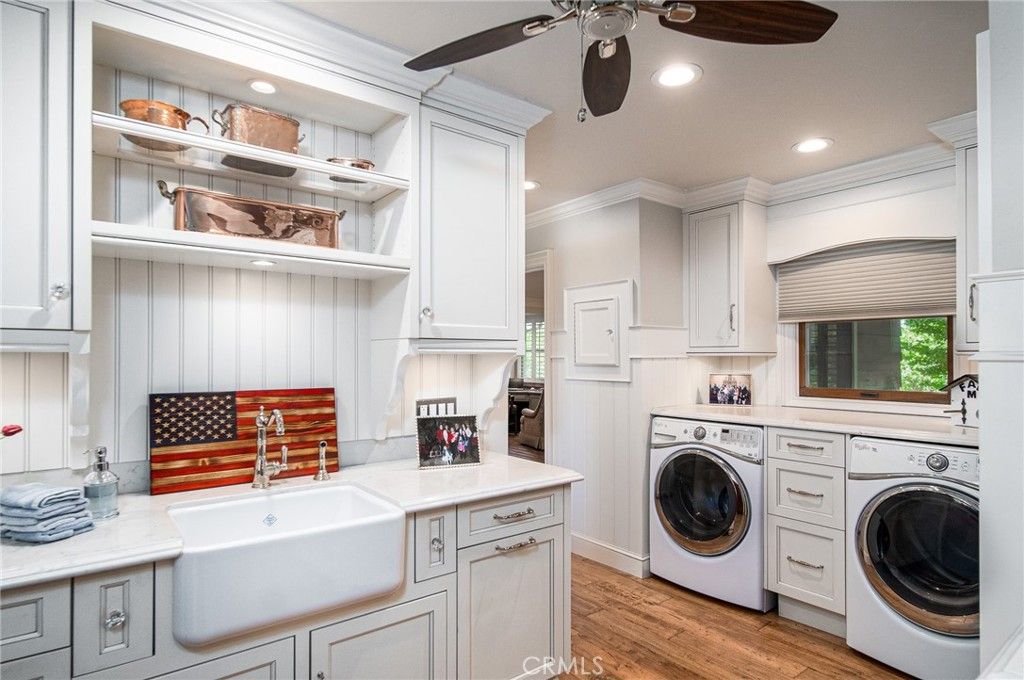 Interior, Recessed Lighting, Washer, Wood Texture Flooring