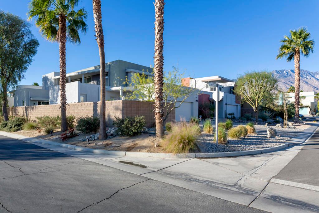 Exterior, Facade, Modern