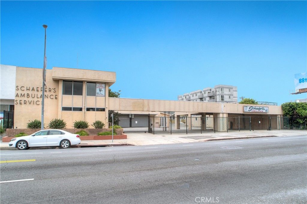 Exterior, Facade, Modern