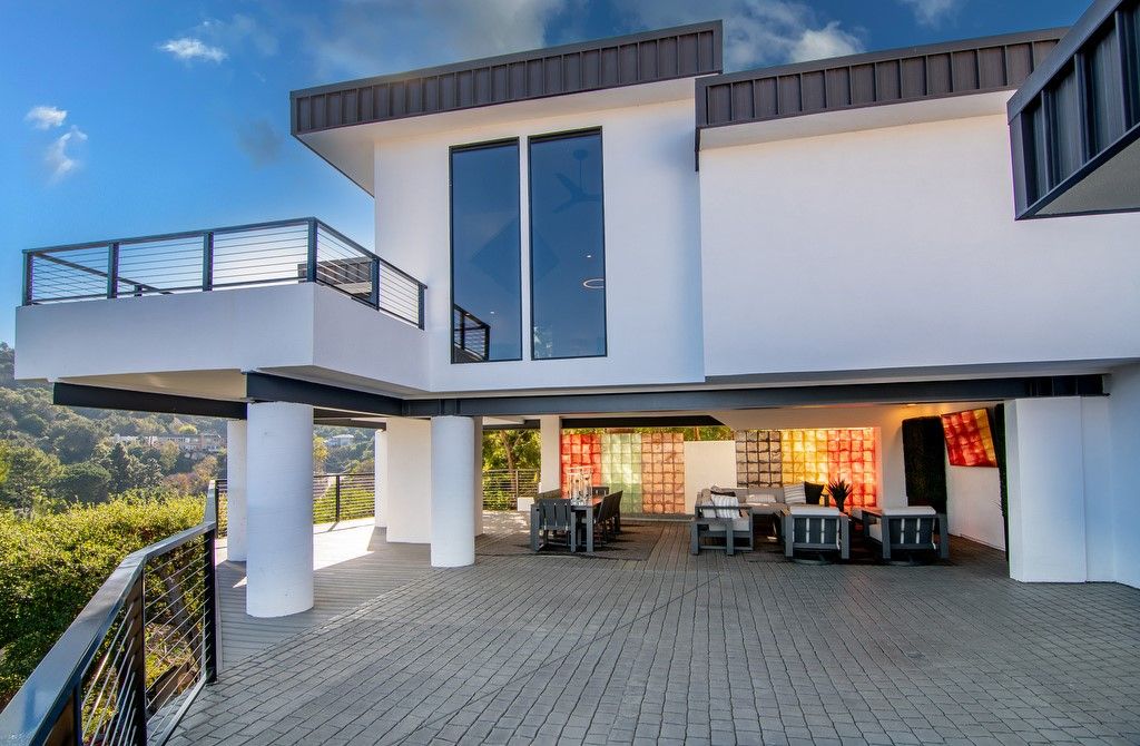 Exterior, Facade, Modern