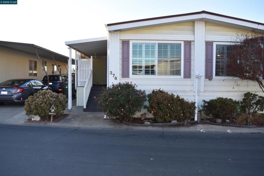 Exterior, Facade, None