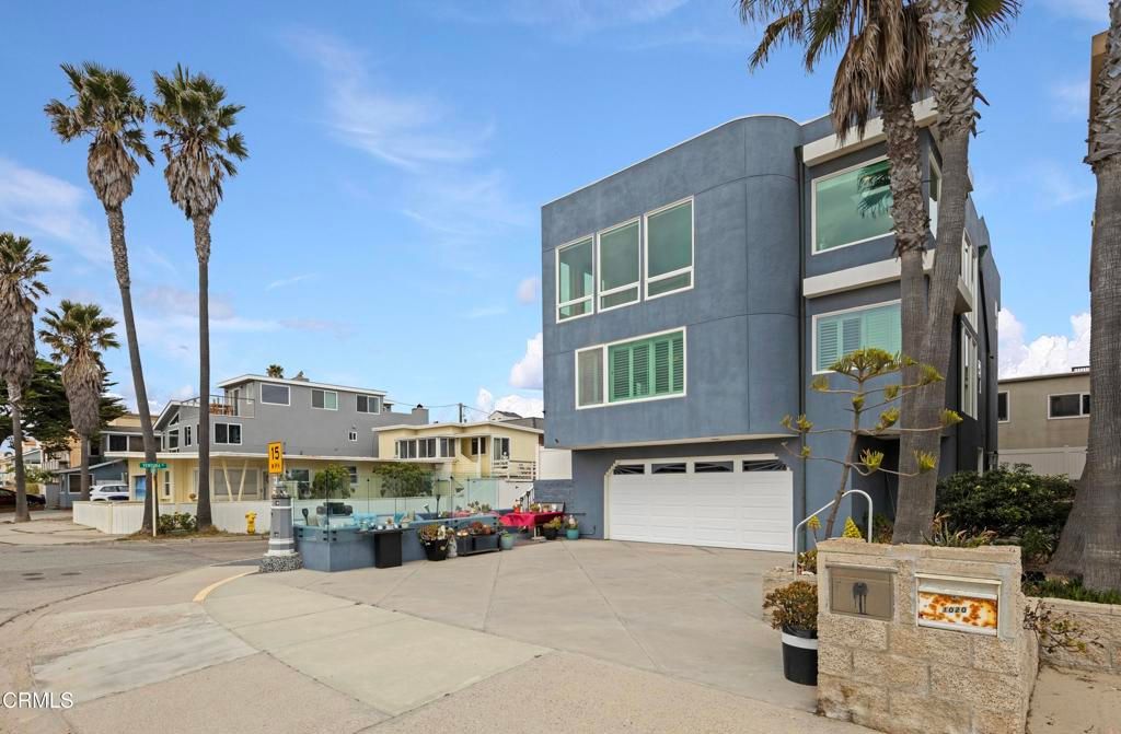 Attached, Exterior, Facade, Modern