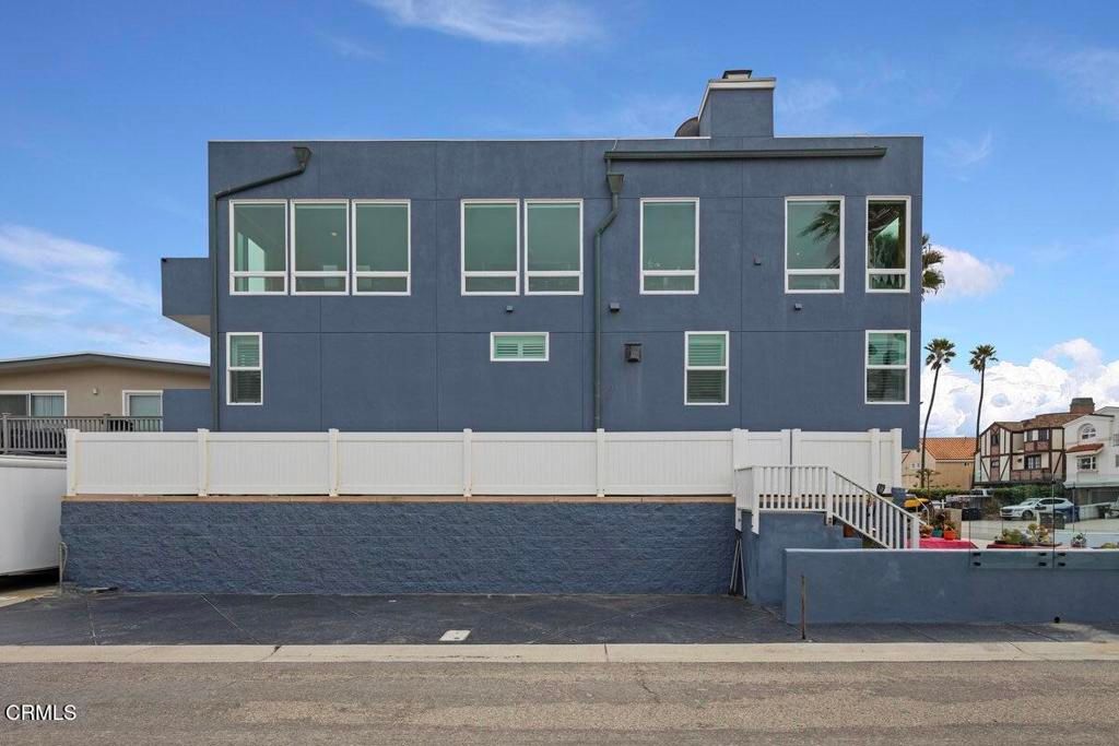 Exterior, Facade, Modern
