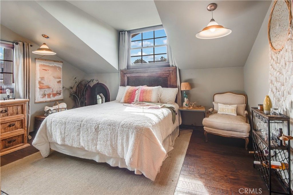 Bedroom, Interior, Pendant Lights, Wood Texture Flooring