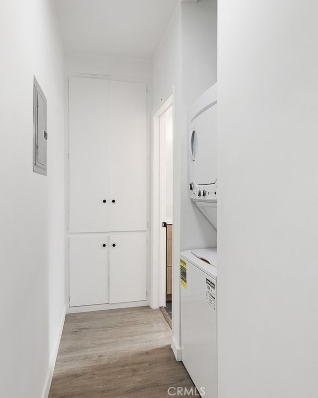 Interior, Utility Closets, Washer, Wood Texture Flooring