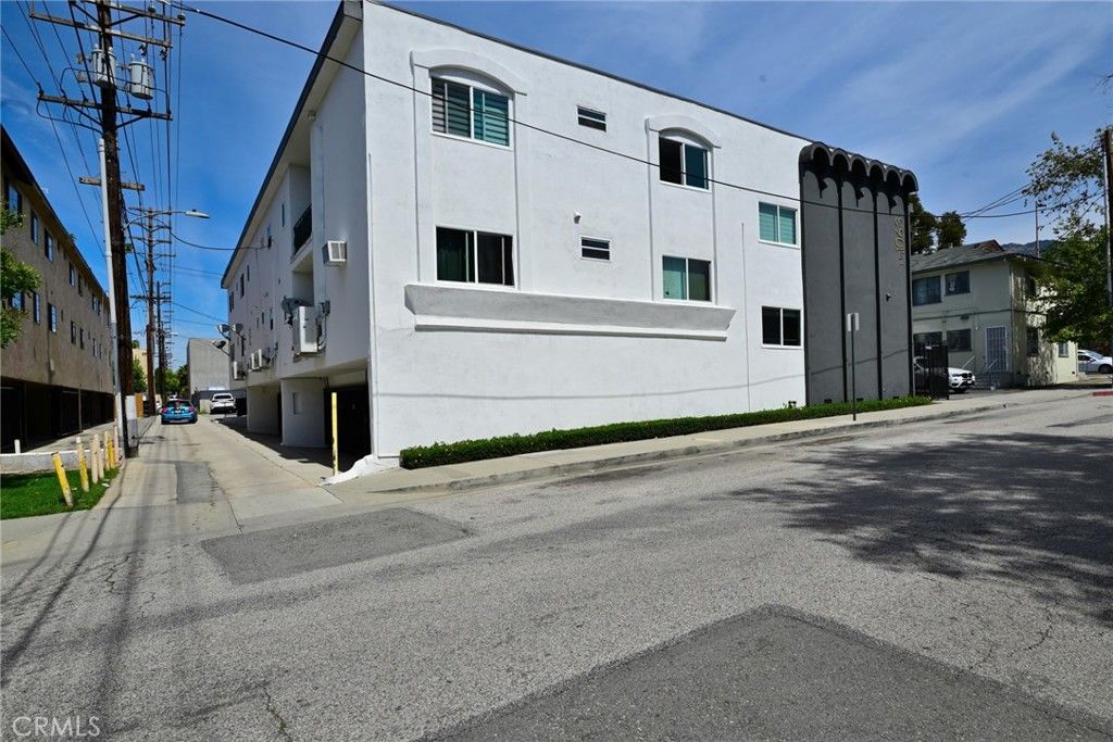 Exterior, Facade, Modern