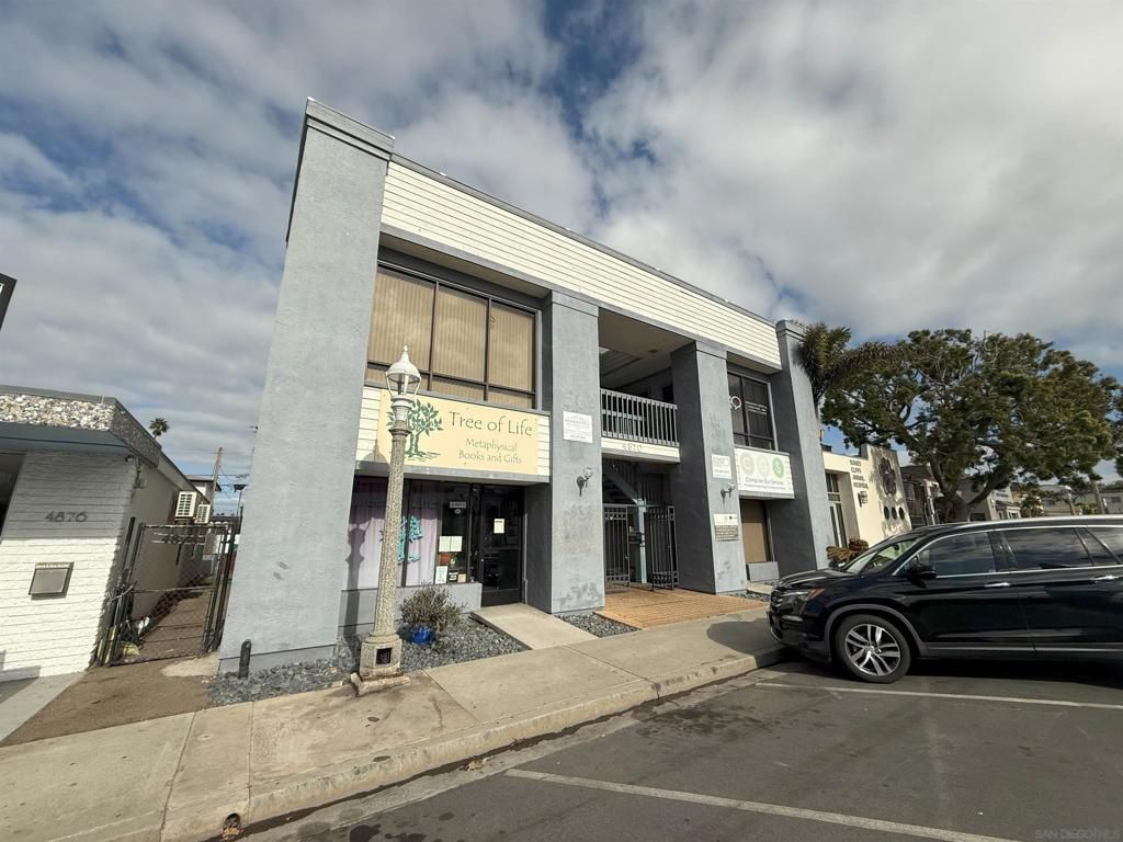 Exterior, Facade, Modern